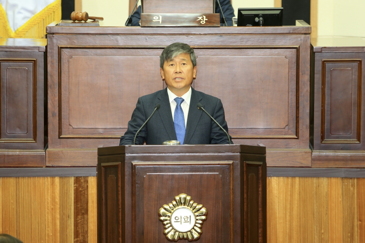 20181031-041[AP7U5498-제226회 임시회 제2차 본회의시 양진오 산업건설위원장 상임위 활동결과보고.JPG