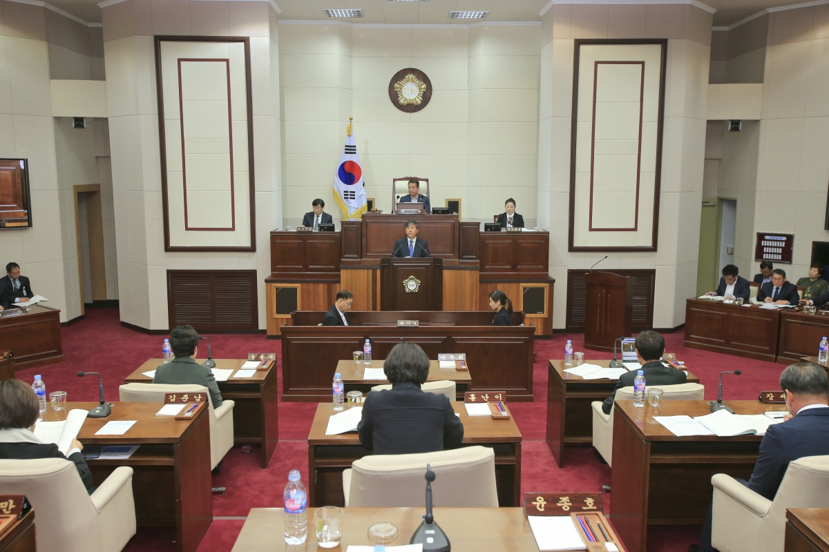 20181031-043[AP7U5505-제226회 임시회 제2차 본회의시 양진오 산업건설위원장 상임위 활동결과보고.JPG