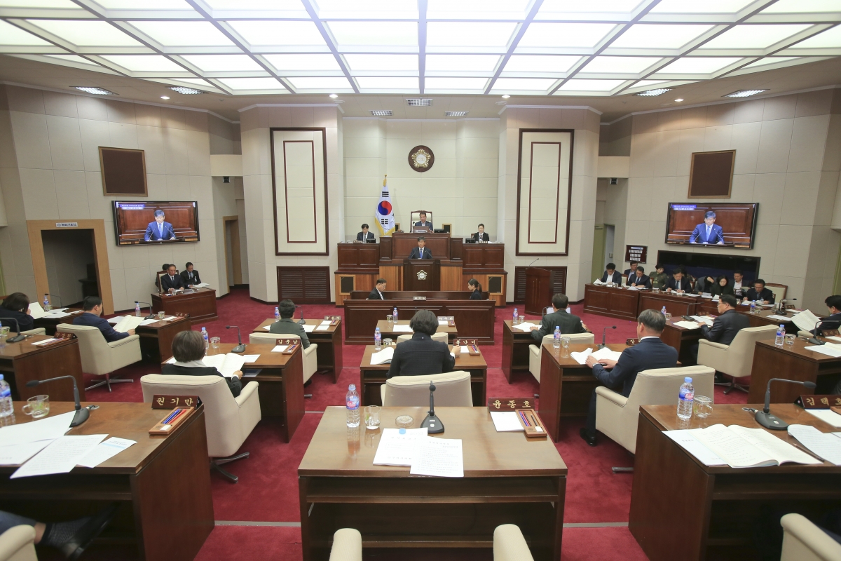20181031-044[AP7U5508-제226회 임시회 제2차 본회의시 양진오 산업건설위원장 상임위 활동결과보고.JPG