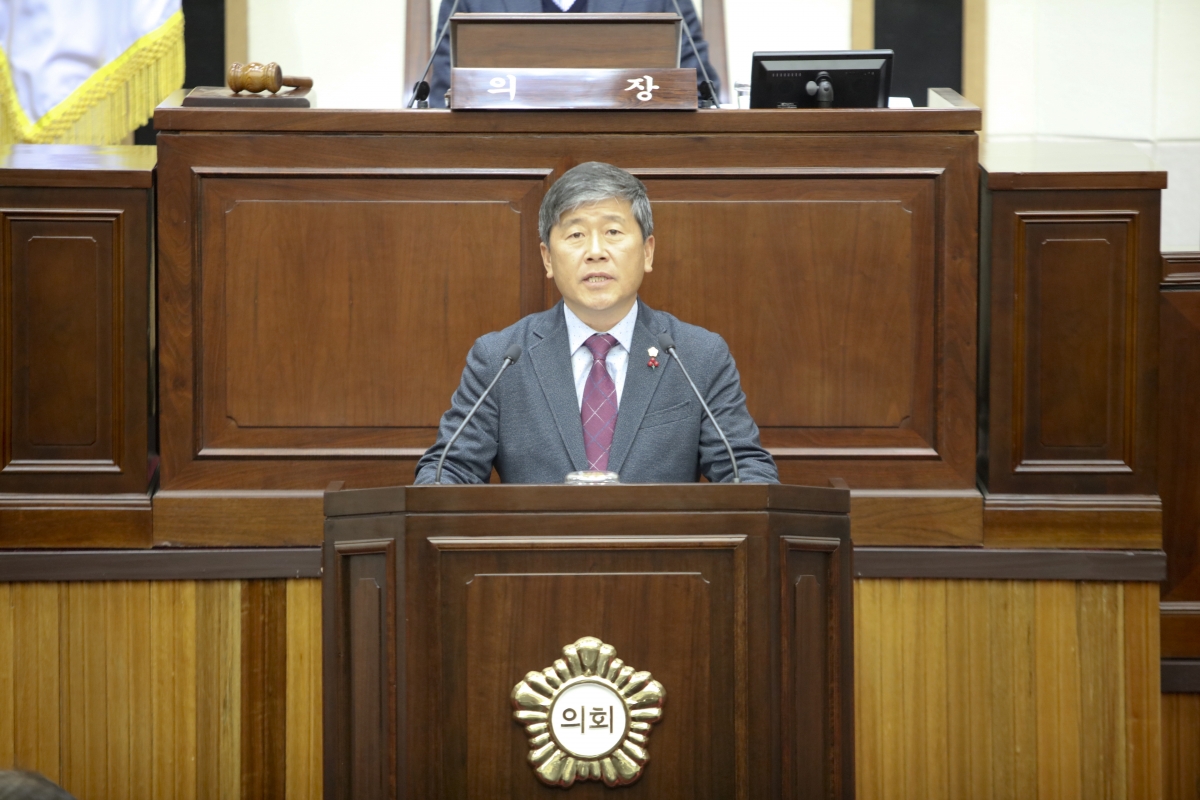 20181127-035[IMG_2538-제227회 제2차 정례회 제2차 본회의시 양진오 산업건설위원장 상임위 활동결과보고.jpg