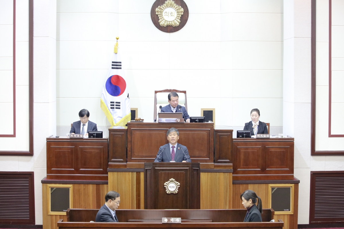 20181127-036[IMG_2543-제227회 제2차 정례회 제2차 본회의시 양진오 산업건설위원장 상임위 활동결과보고.jpg
