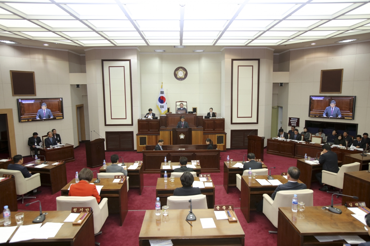 20181127-038[IMG_2549-제227회 제2차 정례회 제2차 본회의시 양진오 산업건설위원장 상임위 활동결과보고.jpg