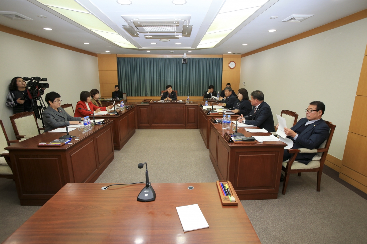 20181127-052[AP7U8389-제227회 제2차 정례회 의회운영위원회 2019년도 예산안 및 기금운용계획안 예비심사.jpg