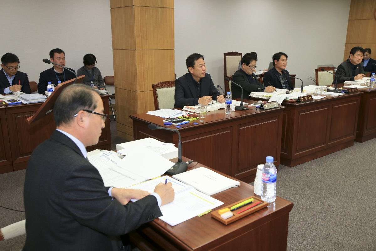 20181129-022[AP7U8667-제227회 제2차 정례회 산업건설위원회 2019년도 예산안 및 기금운용계획안 예비심사.jpg
