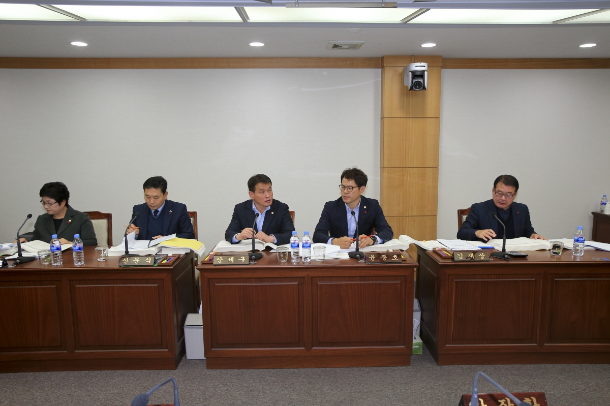 20181129-018[AP7U8662-제227회 제2차 정례회 산업건설위원회 2019년도 예산안 및 기금운용계획안 예비심사.jpg