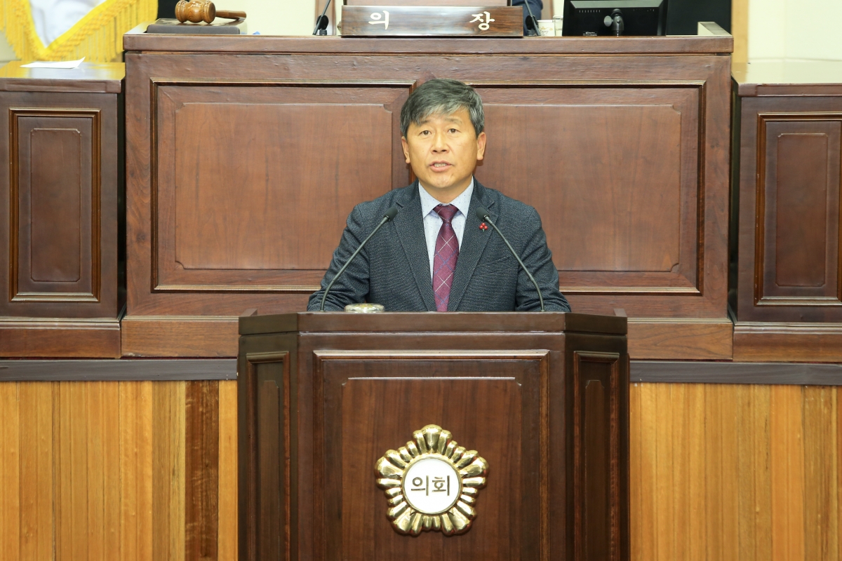 20181211-039[AP7U9446-제227회 제2차 정례회 제3차 본회의시 양진오 산업건설위원장 상임위원회 활동결과보고.jpg