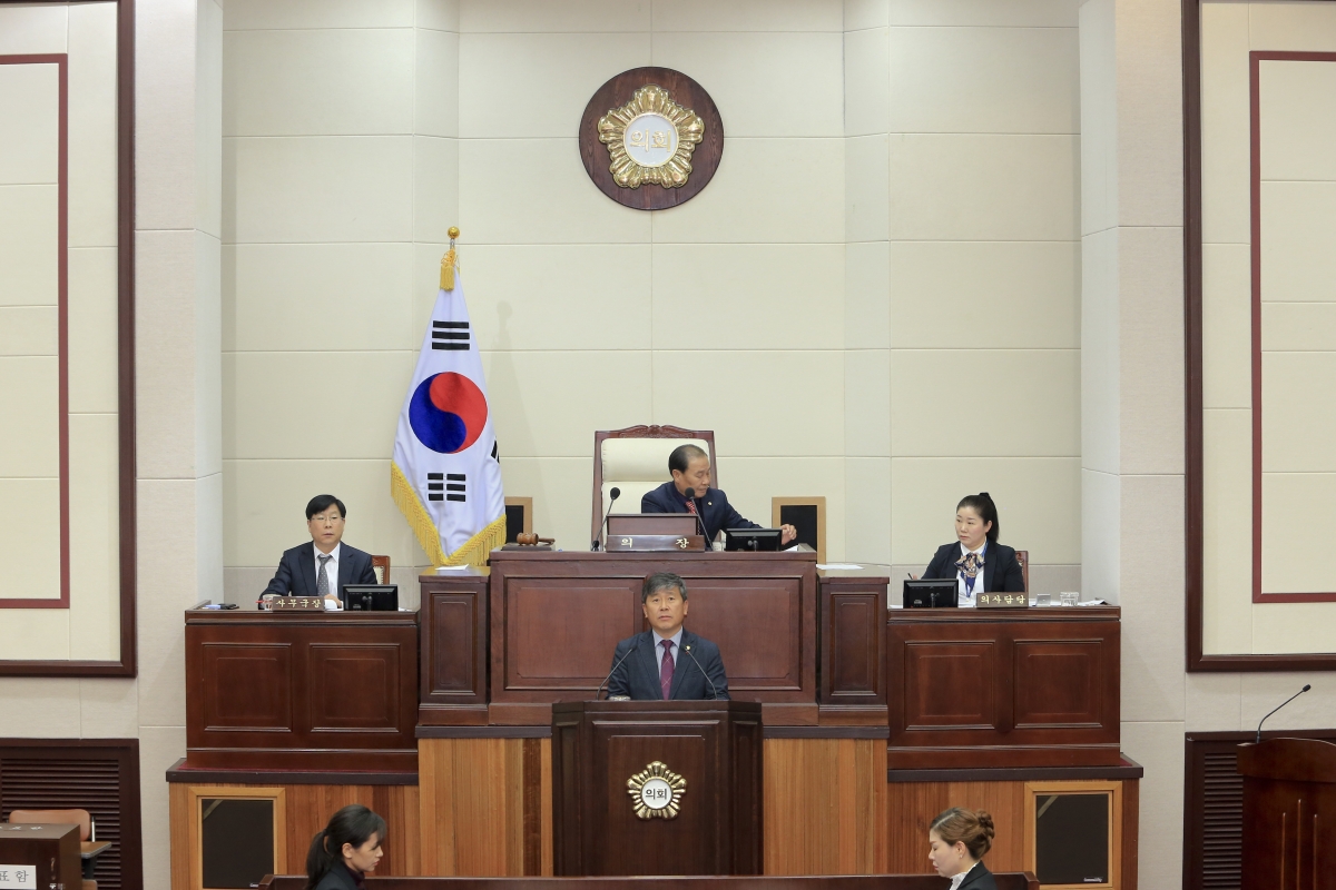 20181211-041[AP7U9449-제227회 제2차 정례회 제3차 본회의시 양진오 산업건설위원장 상임위원회 활동결과보고.jpg