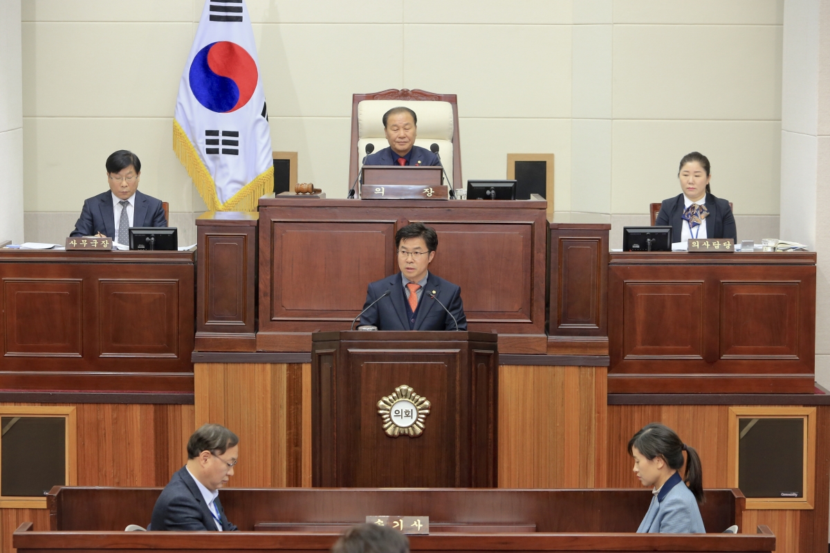 20181214-014[AP7U9633-제227회 제2차 정례회 제4차 본회의시 강승수 의회운영위원장 구미시의회의원 의정활동비와 월정수당 및 여비지급에 관한 조례전부개정조례안 제안설명.jpg