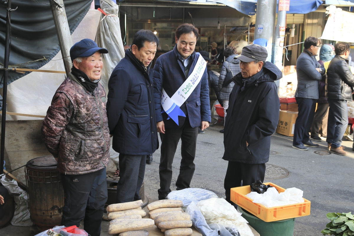 20190122-001[AP7U1108-설 맞이 전통시장 구미새마을중앙시장 장보기 행사.jpg