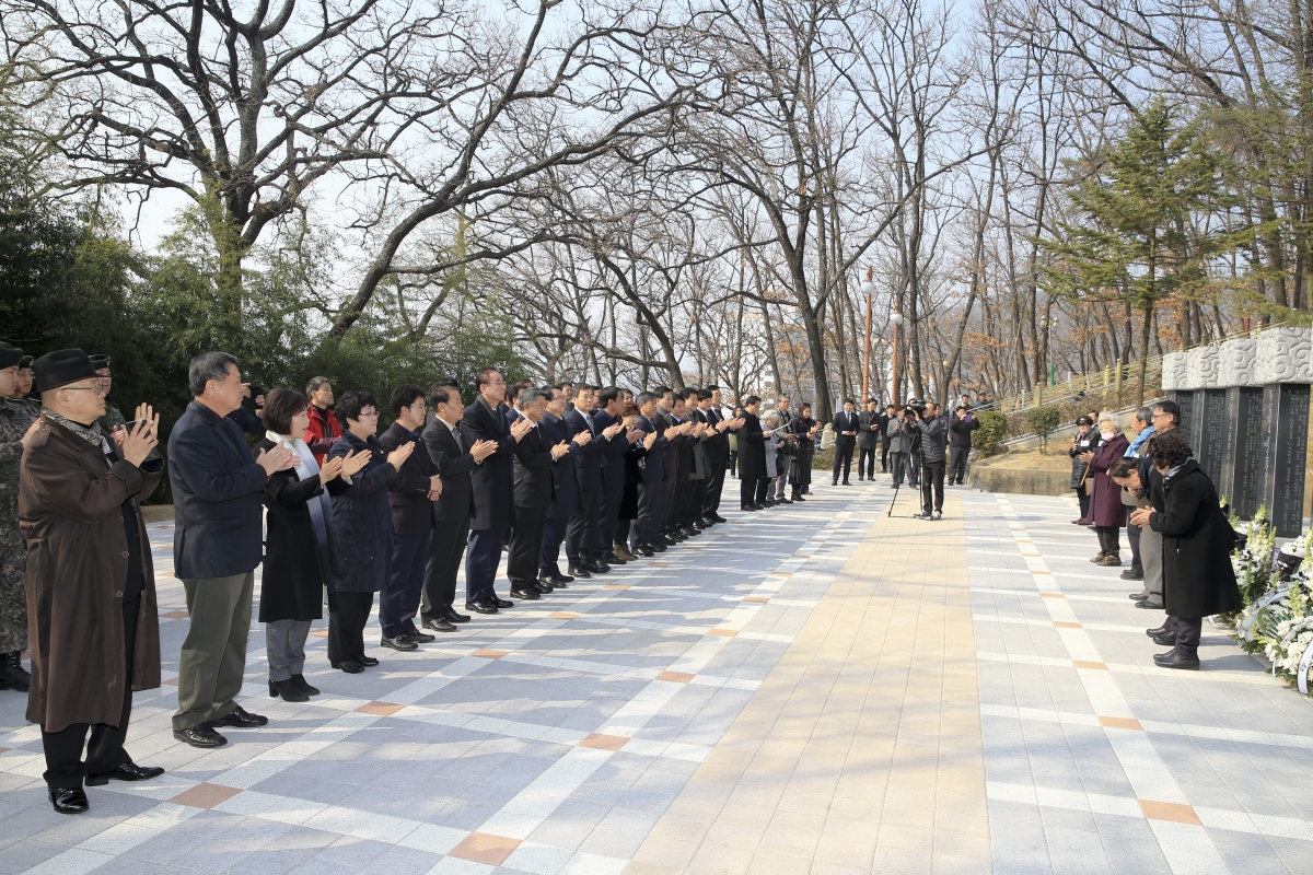 20190301-054[AP7U3127-3.1절 기념 선산 독립유공자비 13위 추념.jpg