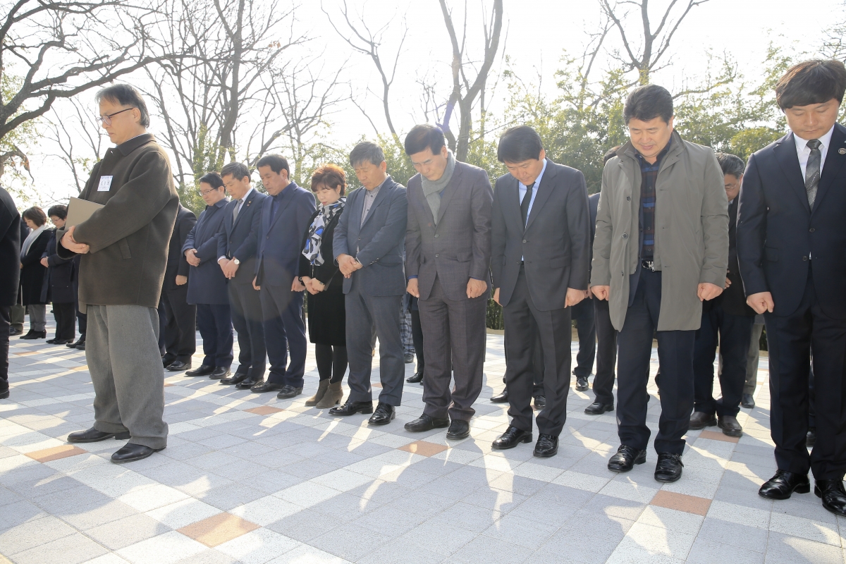 20190301-059[AP7U3138-3.1절 기념 선산 독립유공자비 13위 추념.jpg