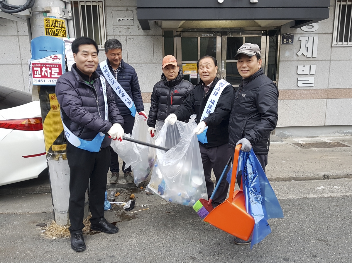 20190306-002[구미시의회 의원 인동지역 청소현장 동참-신문식 의원 명예환경관리원.jpg