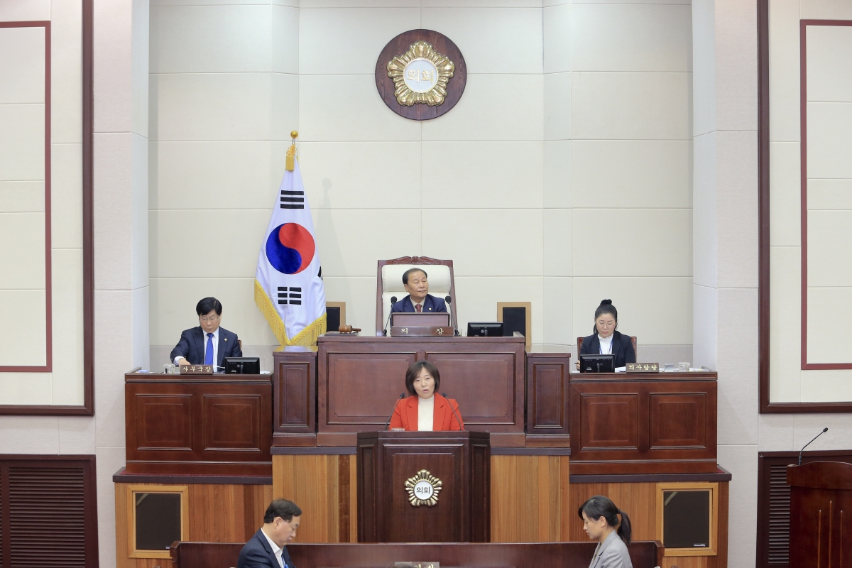 20190313-035[AP7U3999-제229회 임시회 제2차 본회의시 김춘남 기획행정위원장 상임위원회 활동결과보고.jpg