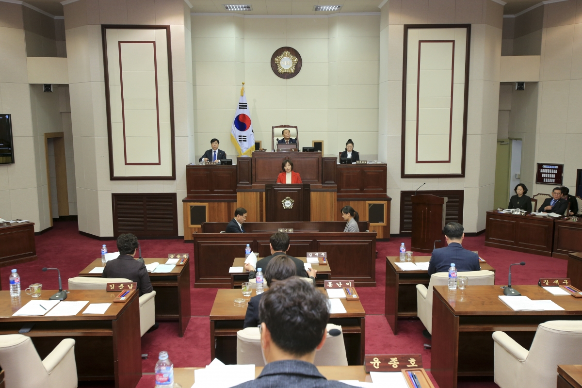 20190313-036[AP7U4000-제229회 임시회 제2차 본회의시 김춘남 기획행정위원장 상임위원회 활동결과보고.jpg