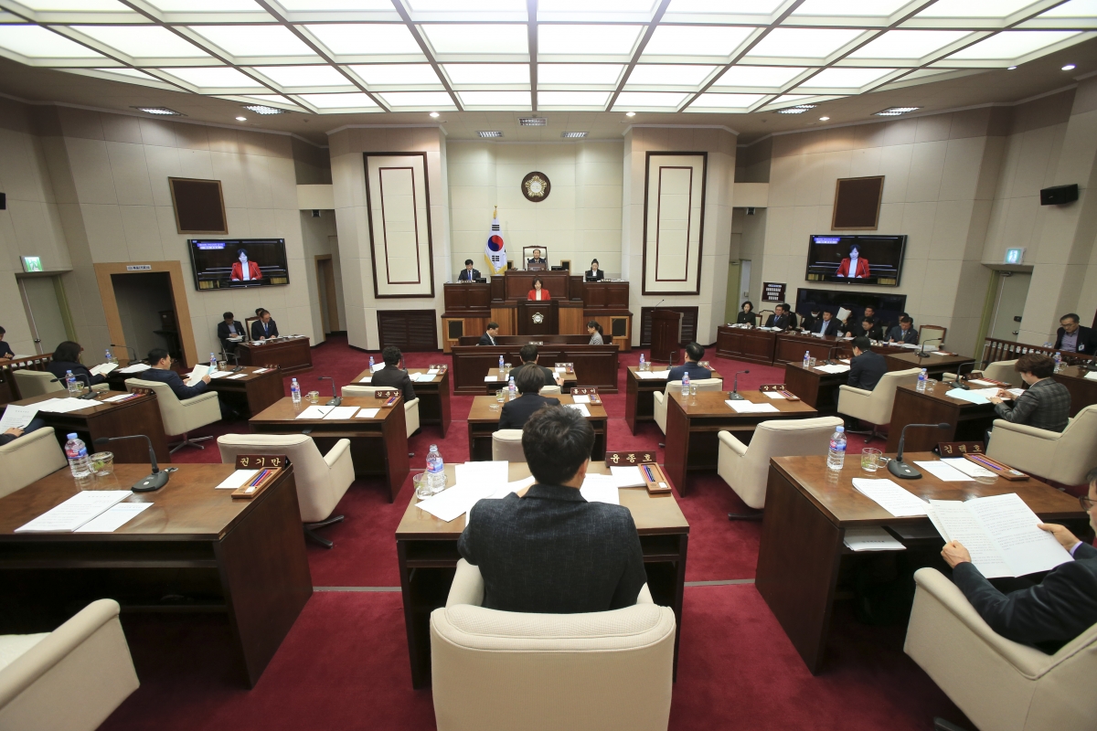 20190313-037[AP7U4002-제229회 임시회 제2차 본회의시 김춘남 기획행정위원장 상임위원회 활동결과보고.jpg