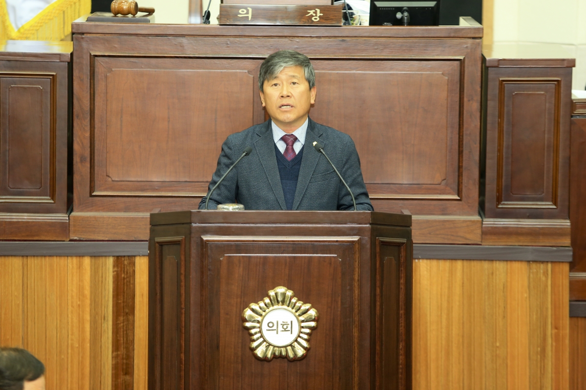 20190313-038[AP7U4004-제229회 임시회 제2차 본회의시 양진오 산업건설위원장 상임위원회 활동결과보고.jpg