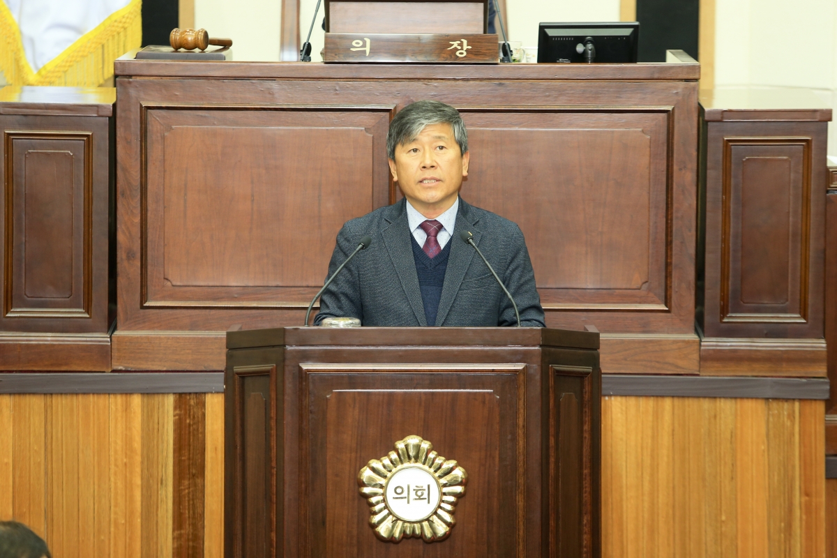 20190313-039[AP7U4006-제229회 임시회 제2차 본회의시 양진오 산업건설위원장 상임위원회 활동결과보고.jpg