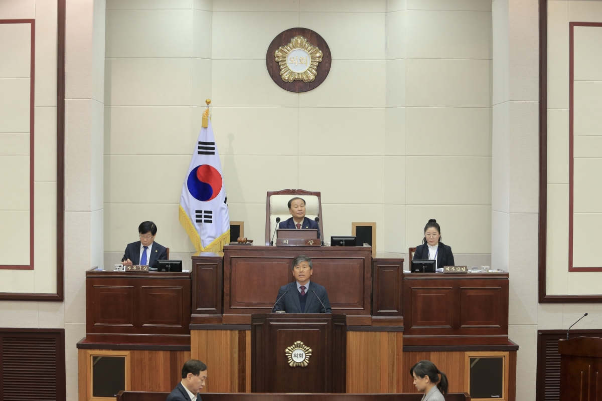 20190313-040[AP7U4008-제229회 임시회 제2차 본회의시 양진오 산업건설위원장 상임위원회 활동결과보고.jpg