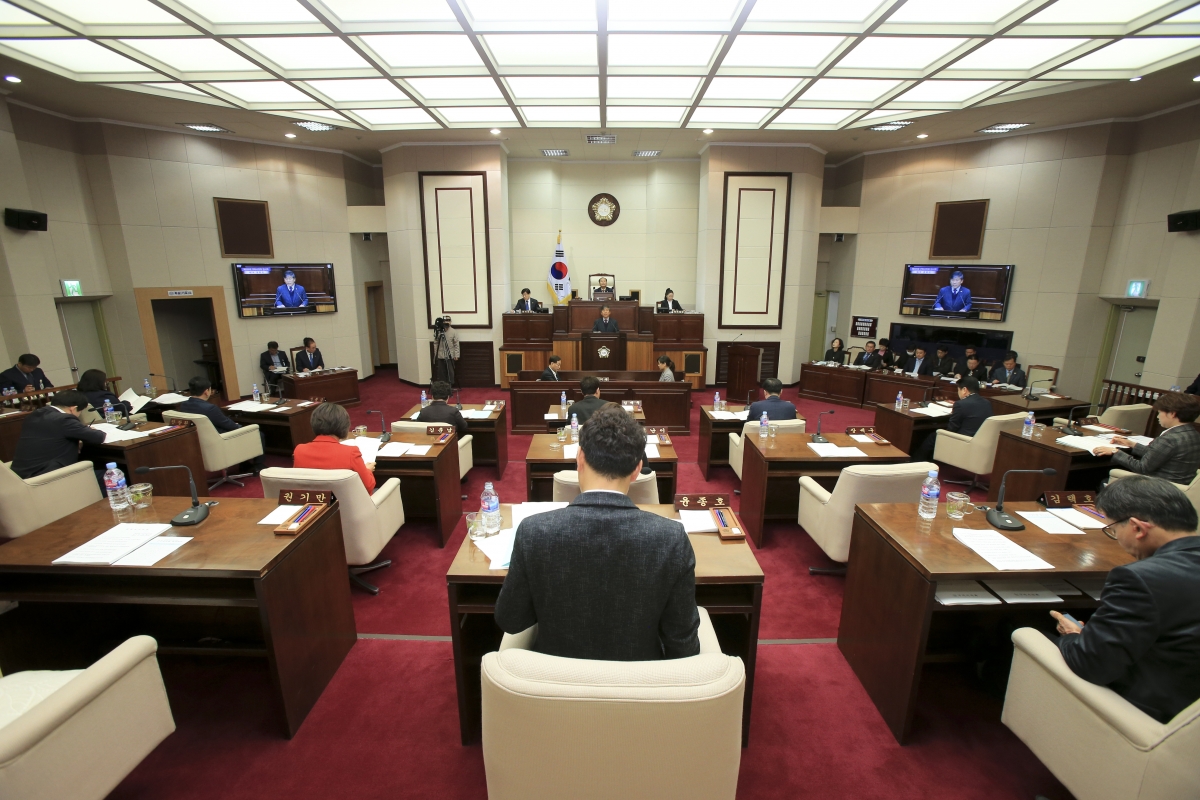 20190313-041[AP7U4009-제229회 임시회 제2차 본회의시 양진오 산업건설위원장 상임위원회 활동결과보고.jpg