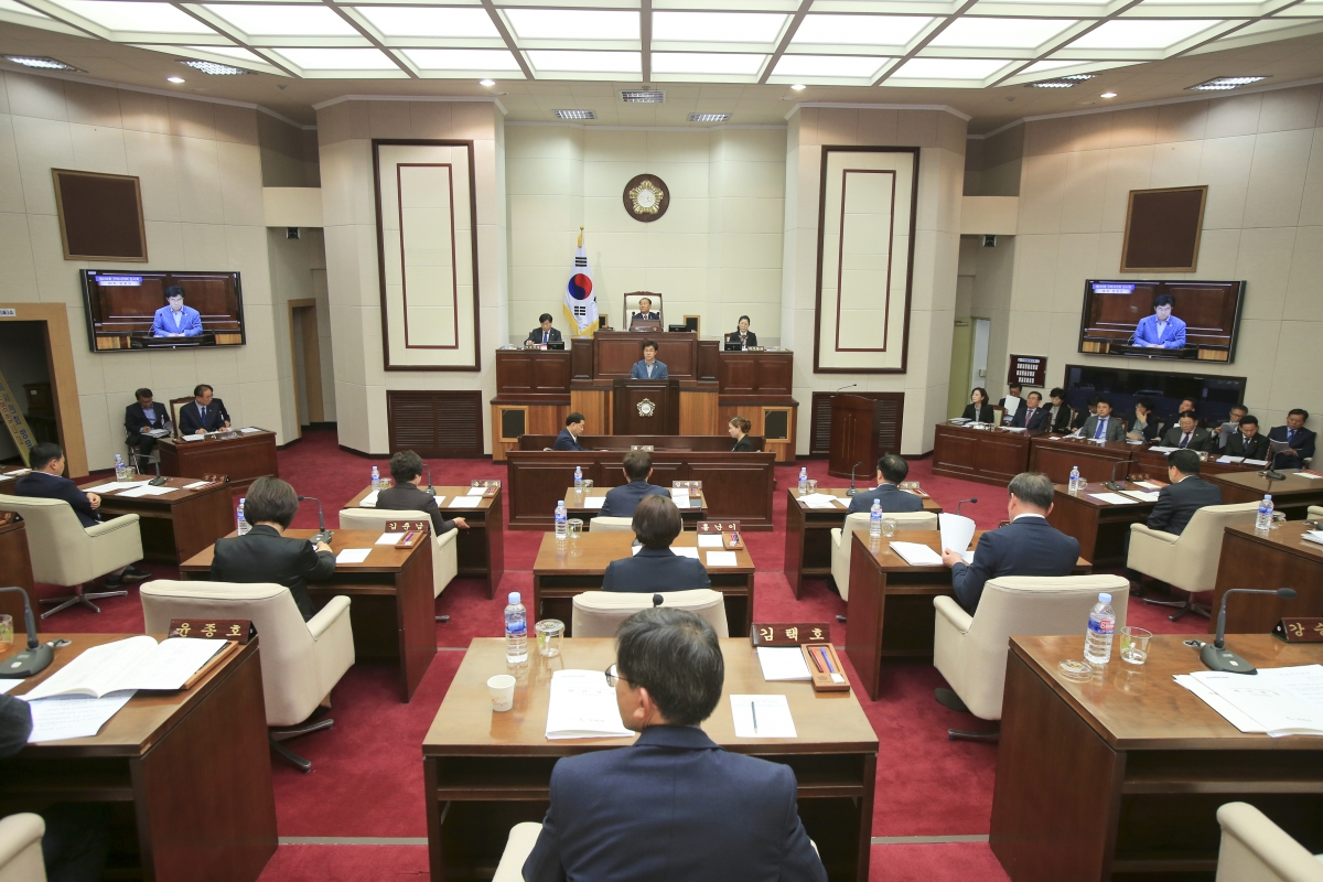 20190425-031[AP7U6425-제230회 임시회 제1차 본회의시 강승수 의회운영위원장 예산결산특별위원회 구성결의안 제안설명.jpg
