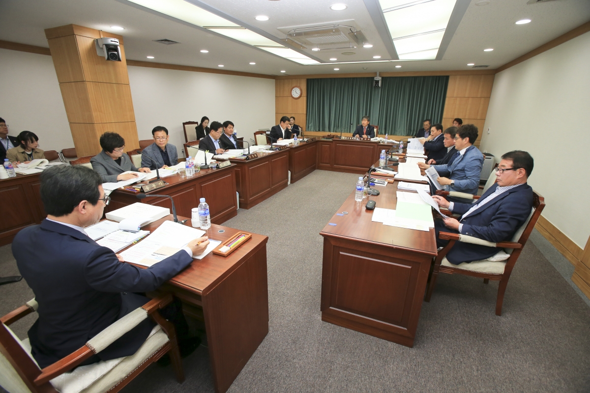 20190426-048[AP7U6523-제230회 임시회 산업건설위원회 소관 2019년도 제1회 추가경정예산안 예비심사.jpg