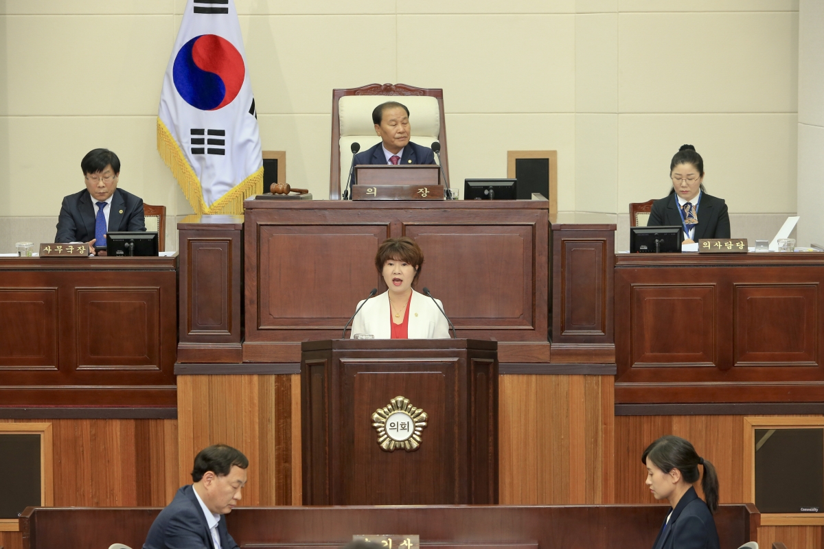 20190509-007[AP7U7493-제230회 임시회 제3차 본회의시 장미경 의회운영위원회 부위원장 상임위원회 활동결과보고.jpg