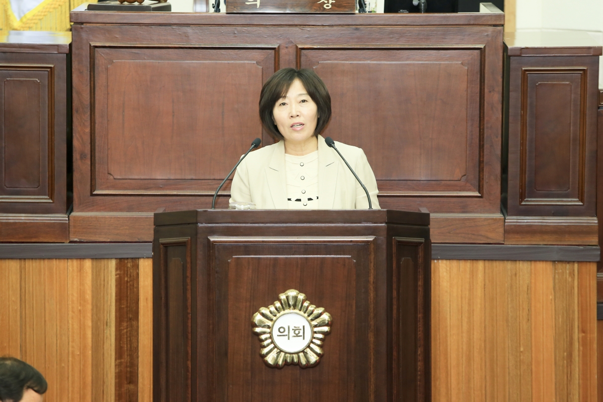 20190509-010[AP7U7501-제230회 임시회 제3차 본회의시 김춘남 기획행정위원장 상임위원회 활동결과보고.jpg