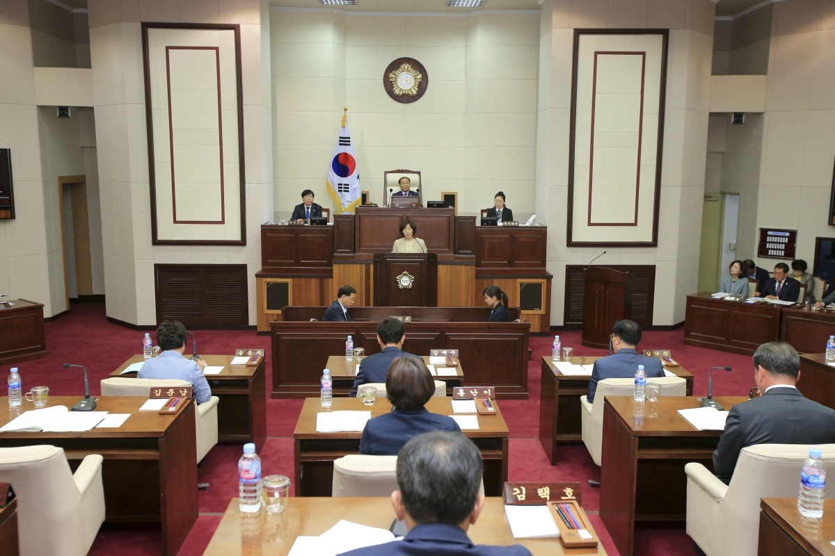 20190509-012[AP7U7508-제230회 임시회 제3차 본회의시 김춘남 기획행정위원장 상임위원회 활동결과보고.jpg