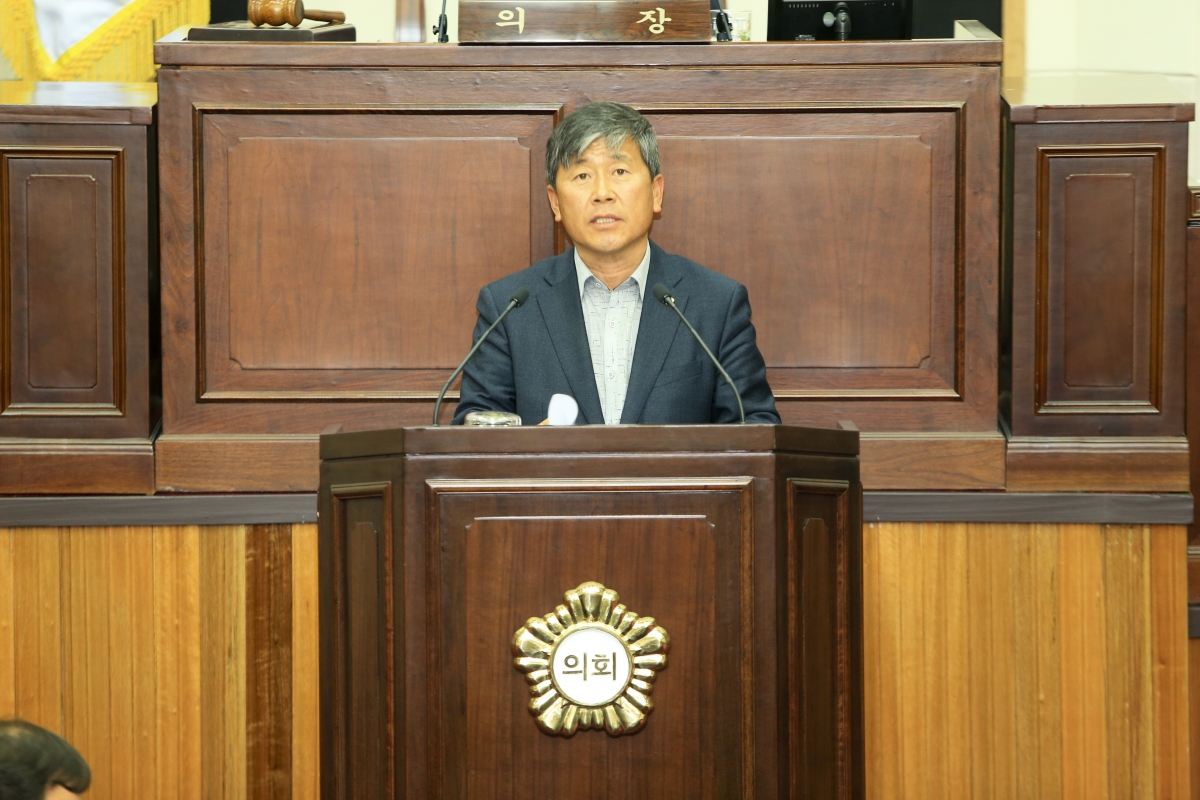 20190509-014[AP7U7516-제230회 임시회 제3차 본회의시 양진오 산업건설위원장 상임위원회 활동결과보고.jpg
