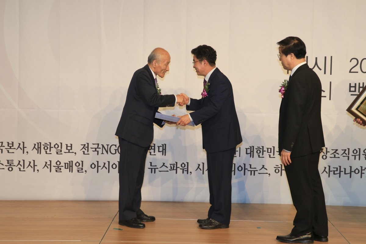 20190514-012[AP7U7757-새한일보 창간16주년 기념식-강승수 위원장 SOC사업부분 지방자치대상 수상.jpg