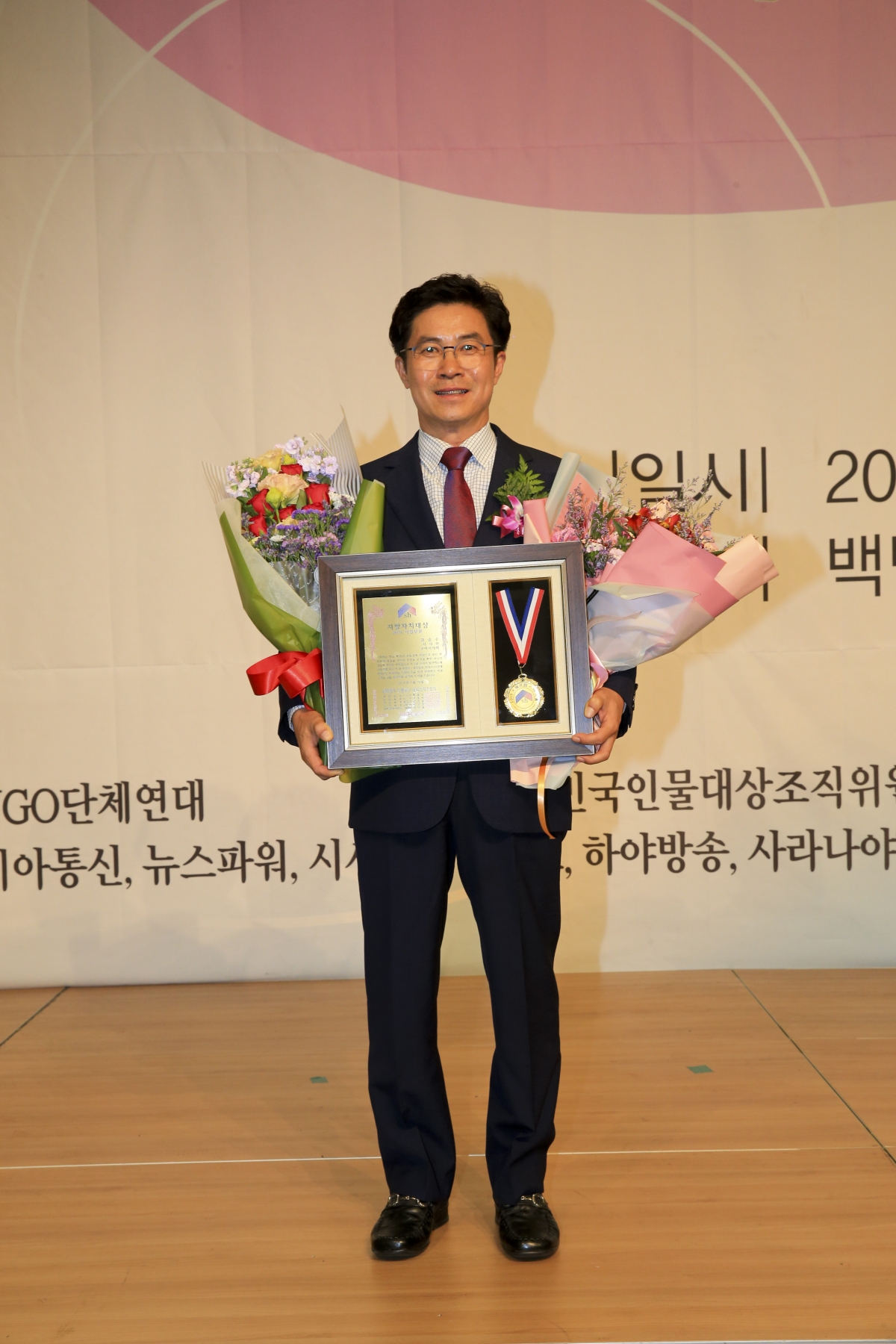 20190514-032[AP7U7804-새한일보 창간16주년 기념식-강승수 위원장 SOC사업부분 지방자치대상 수상.jpg