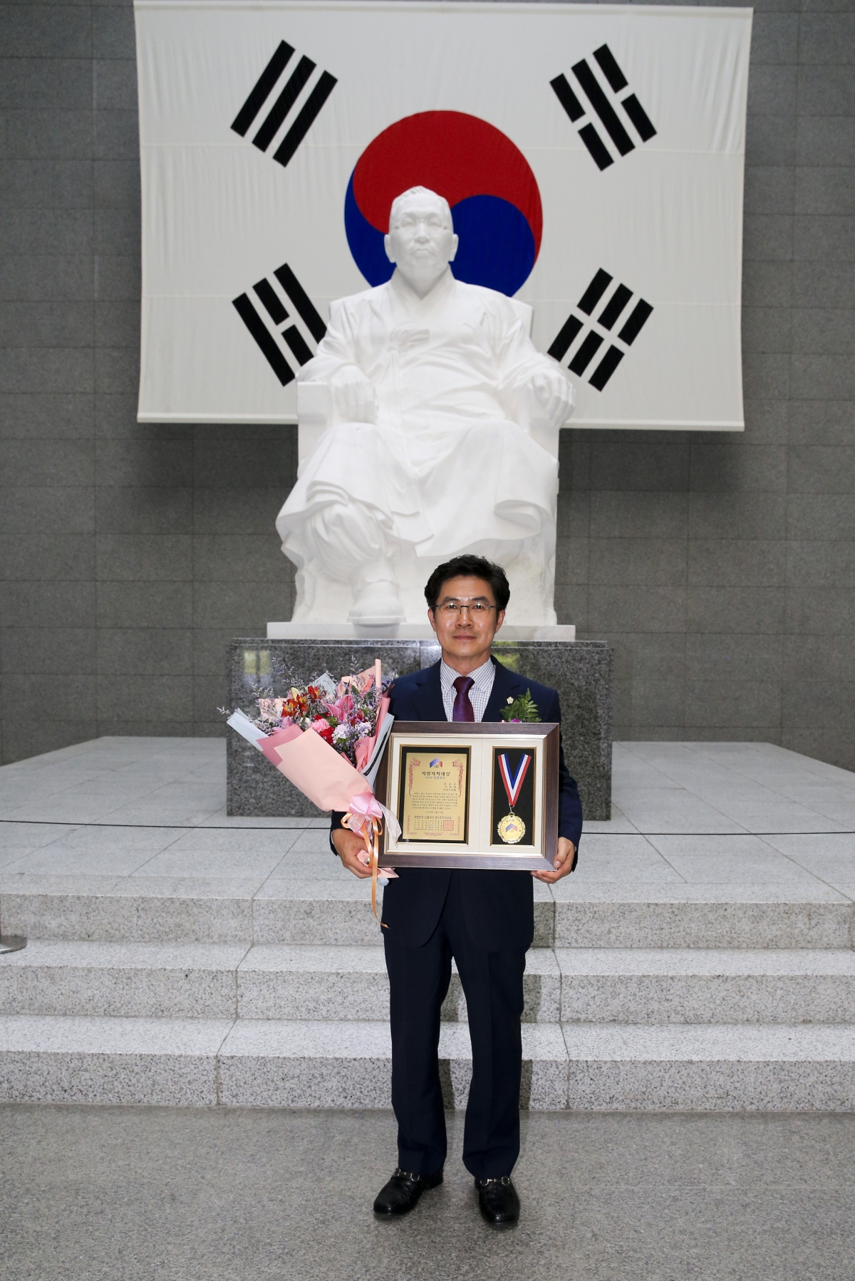 20190514-035[AP7U7811-새한일보 창간16주년 기념식-강승수 위원장 SOC사업부분 지방자치대상 수상.jpg