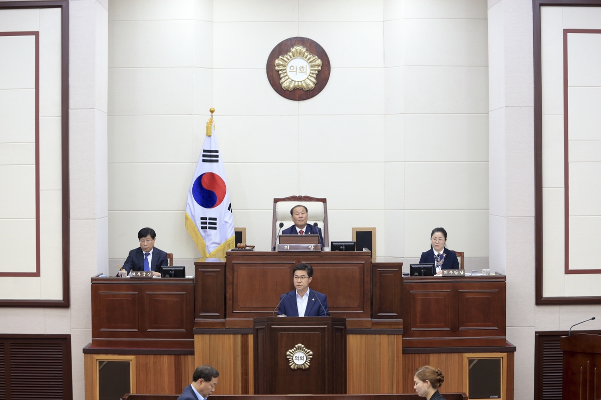 20190603-029[AP7U8514-제231회 정례회 제1차 본회의시 강승수 의회운영위원장 예산결산특별위원회 구성결의안 제안설명.jpg