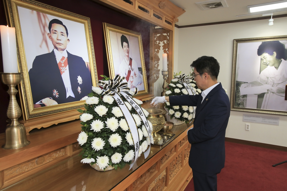20190606-028[AP7U8997-제64회 현충일 추념 박대통령 생가 참배.jpg