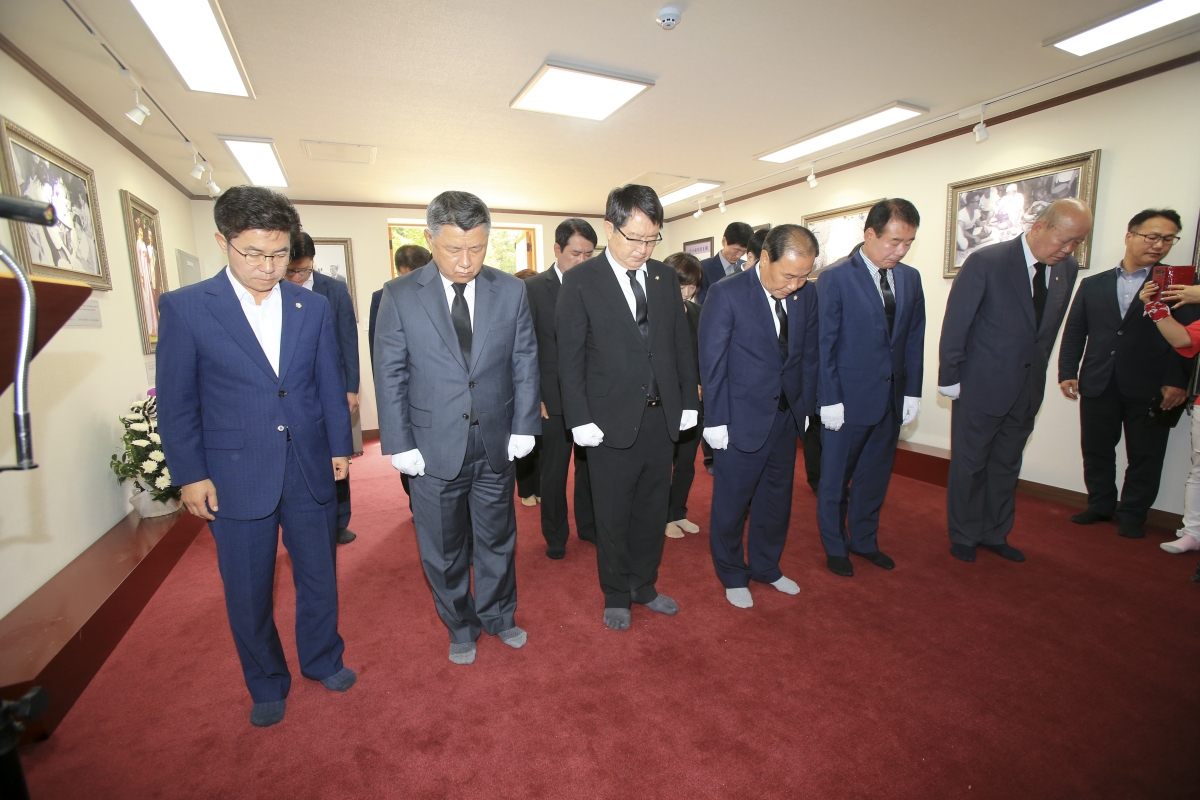 20190606-011[AP7U8963-제64회 현충일 추념 박대통령 생가 참배.jpg