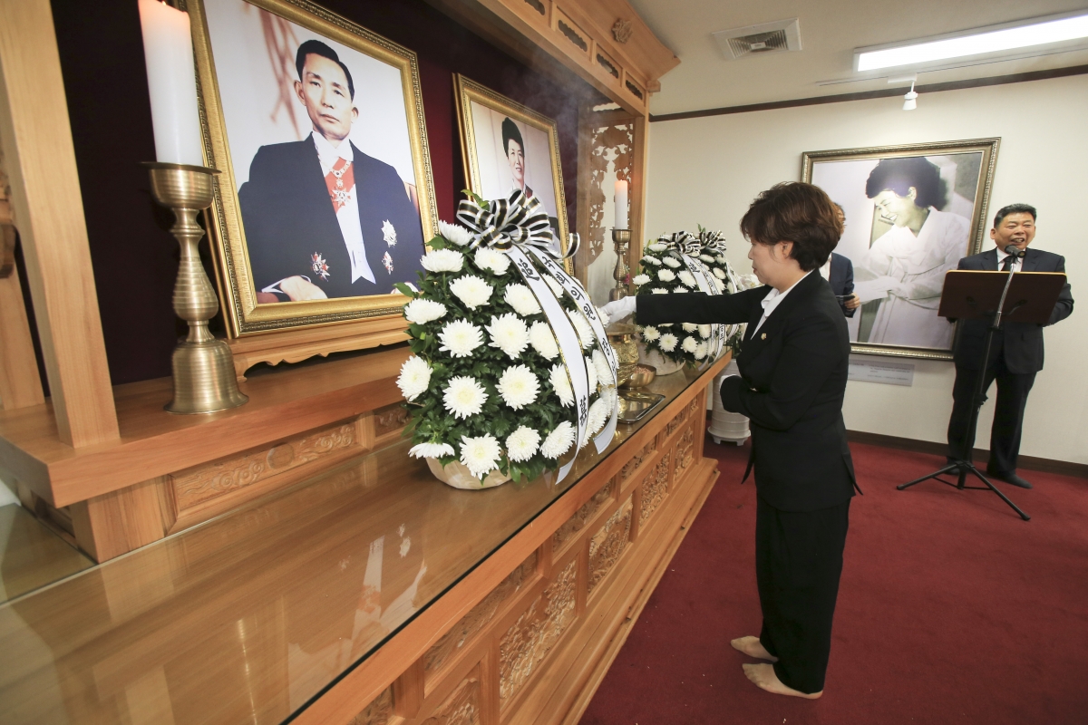 20190606-021[AP7U8982-제64회 현충일 추념 박대통령 생가 참배.jpg