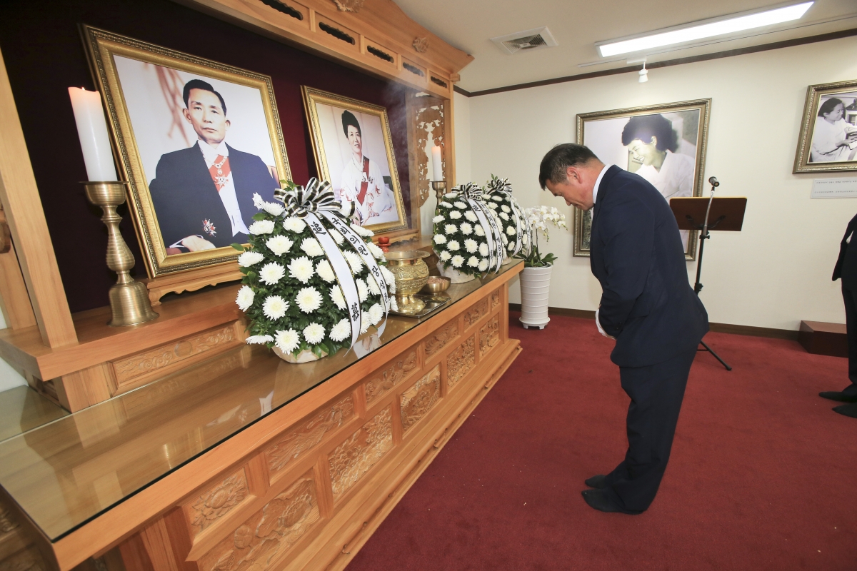 20190606-025[AP7U8990-제64회 현충일 추념 박대통령 생가 참배.jpg