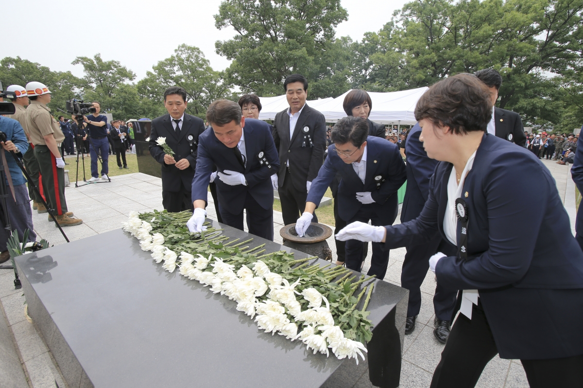 20190606-071[AP7U9059-제64회 현충일 추념식.jpg