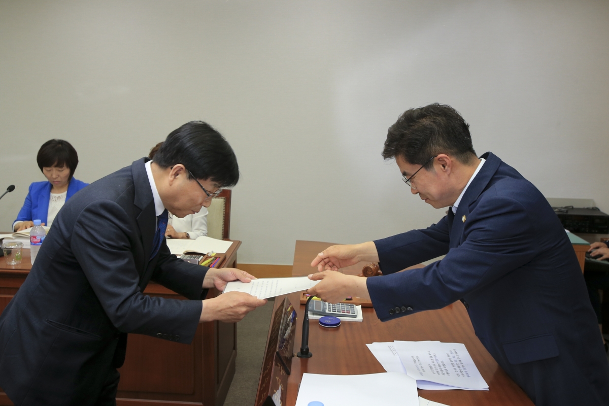 20190604-005[AP7U8554-제231회 정례회시 의회운영위원회 소관 행정사무감사 활동.jpg