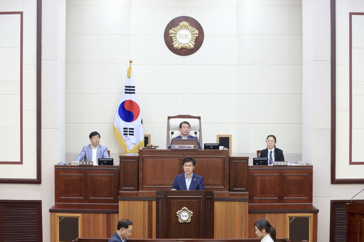 20190624-038[AP7U9535-제231회 정례회 제2차 본회의시 강승수 의회운영위원장 상임위원회 2019년도 행정사무감사 결과보고.jpg