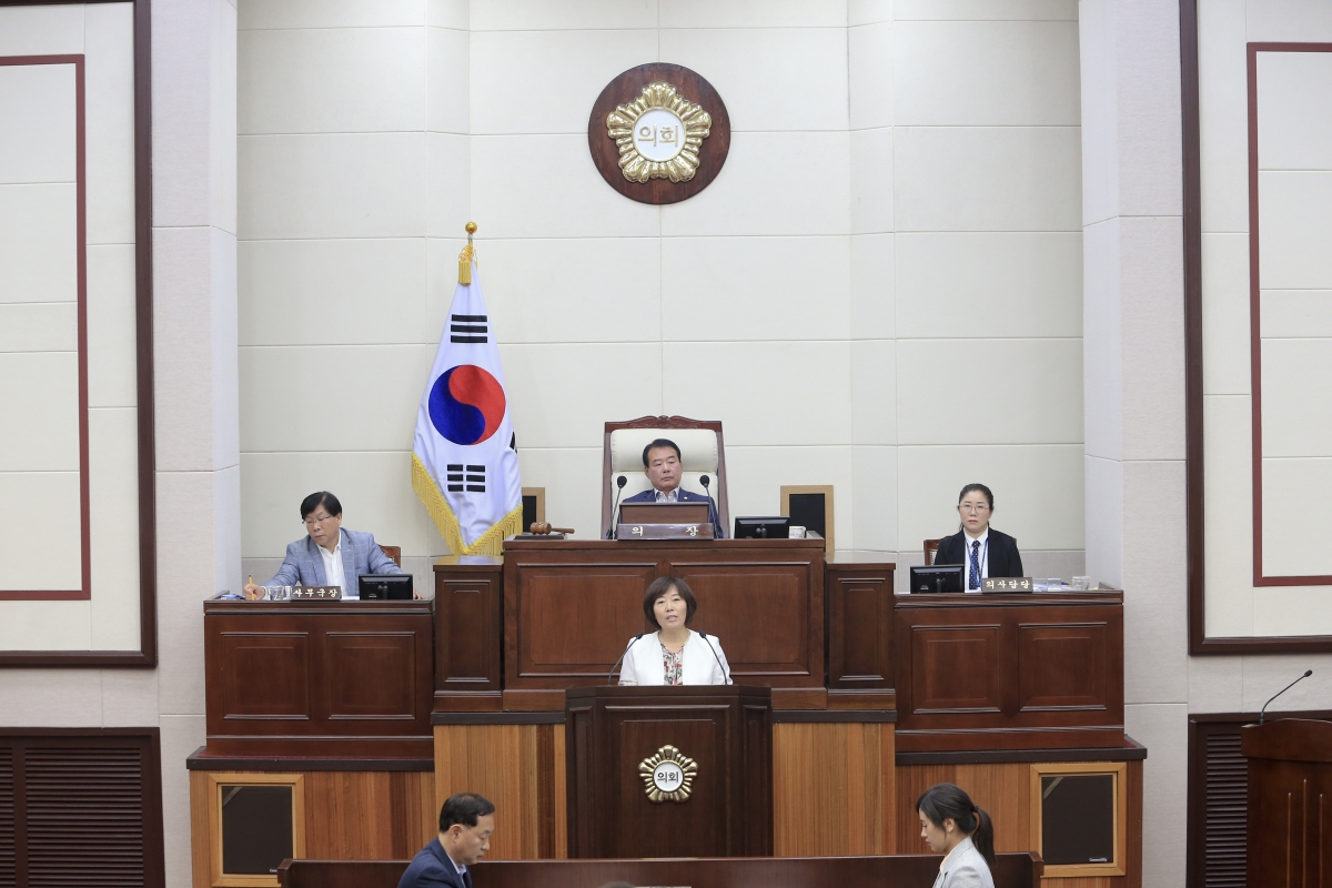 20190624-040[AP7U9542-제231회 정례회 제2차 본회의시 김춘남 기획행정위원장 상임위원회 2019년도 행정사무감사 결과보고.jpg