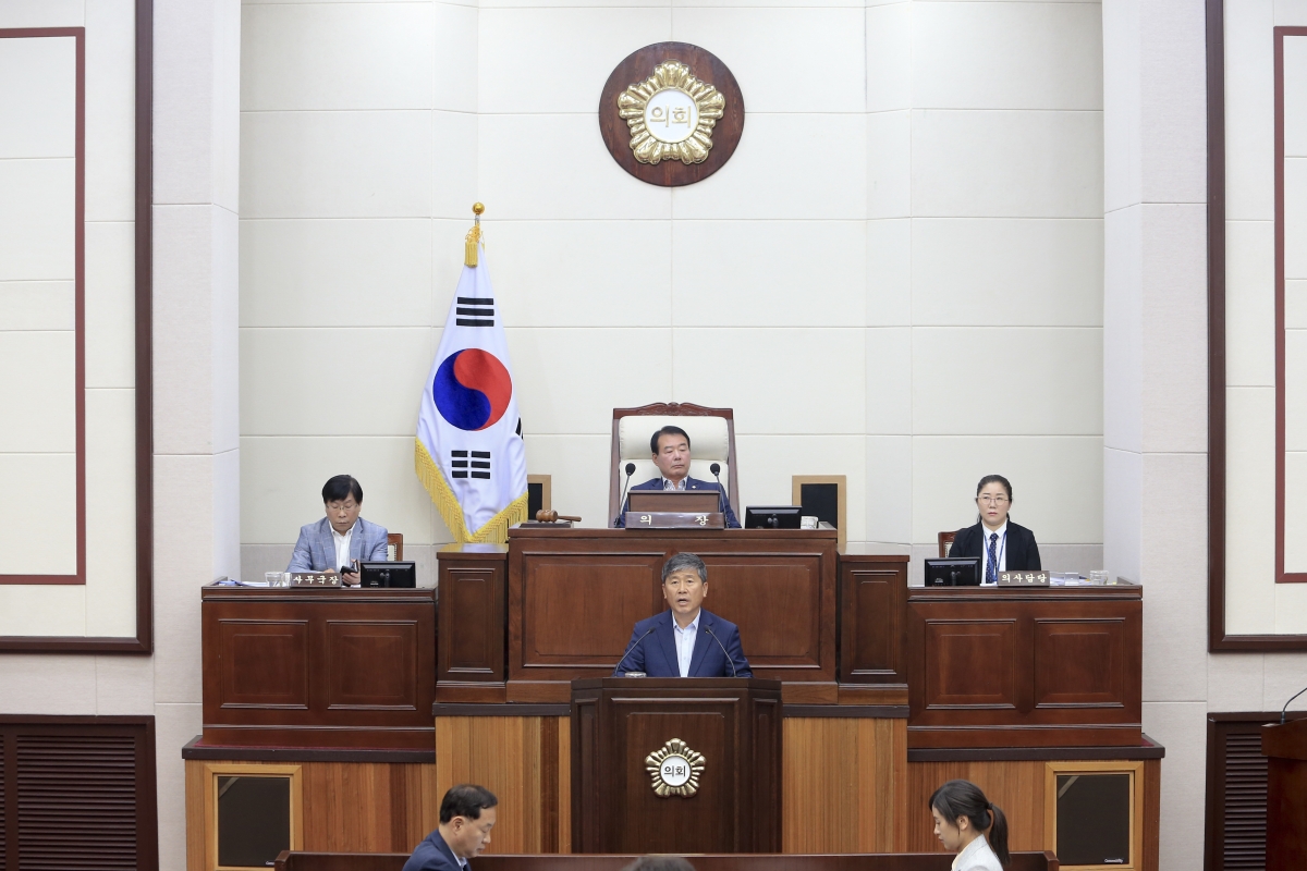 20190624-043[AP7U9550-제231회 정례회 제2차 본회의시 양진오 산업건설위원장 상임위원회 2019년도 행정사무감사 결과보고.jpg