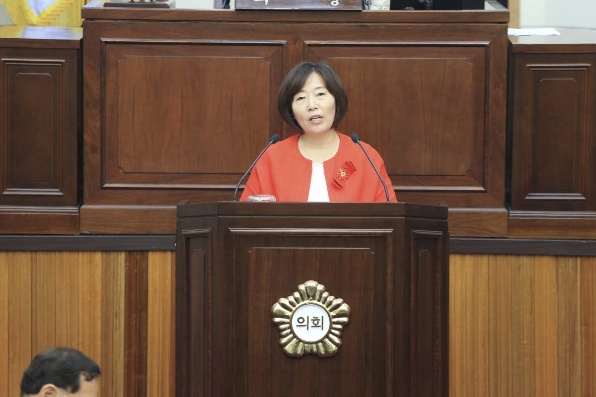 20190716-007[AP7U0860-제232회 임시회 제2차 본회의시 김춘남 기획행정위원장 상임위 활동결과보고.jpg