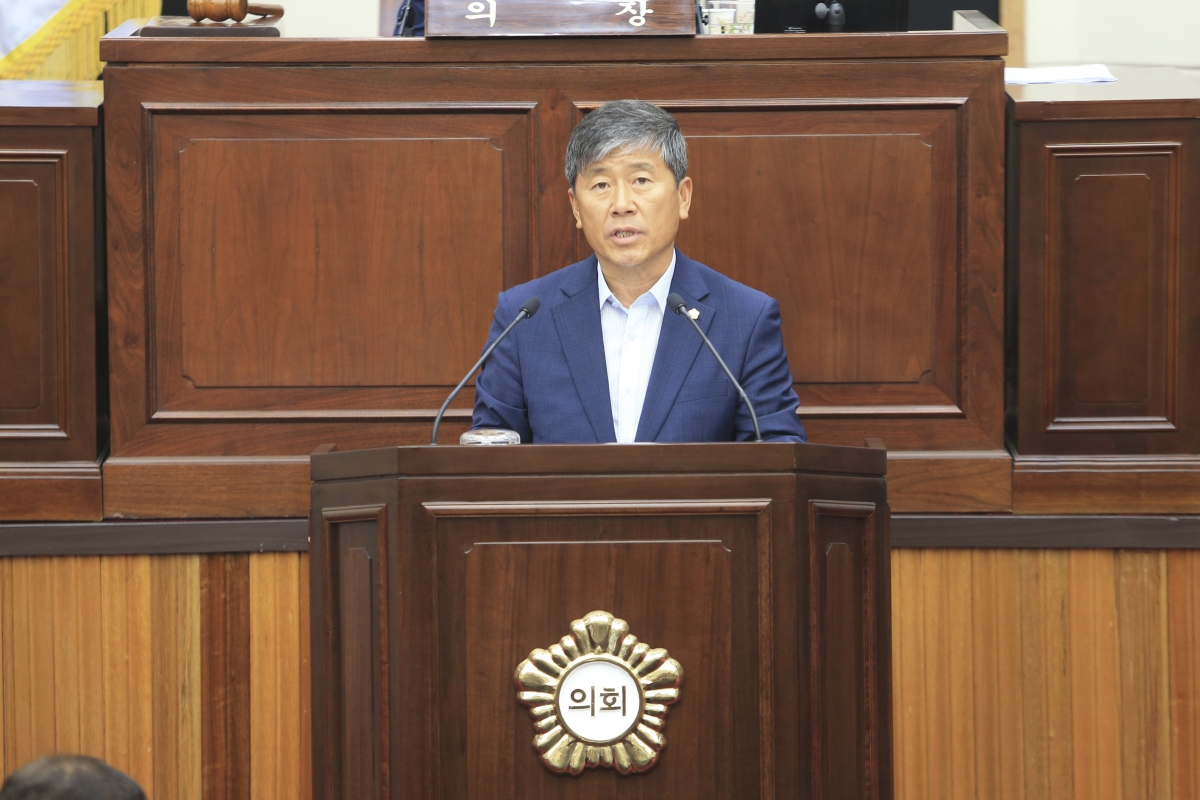 20190716-013[AP7U0878-제232회 임시회 제2차 본회의시 양진오 산업건설위원장 상임위 활동결과보고.jpg