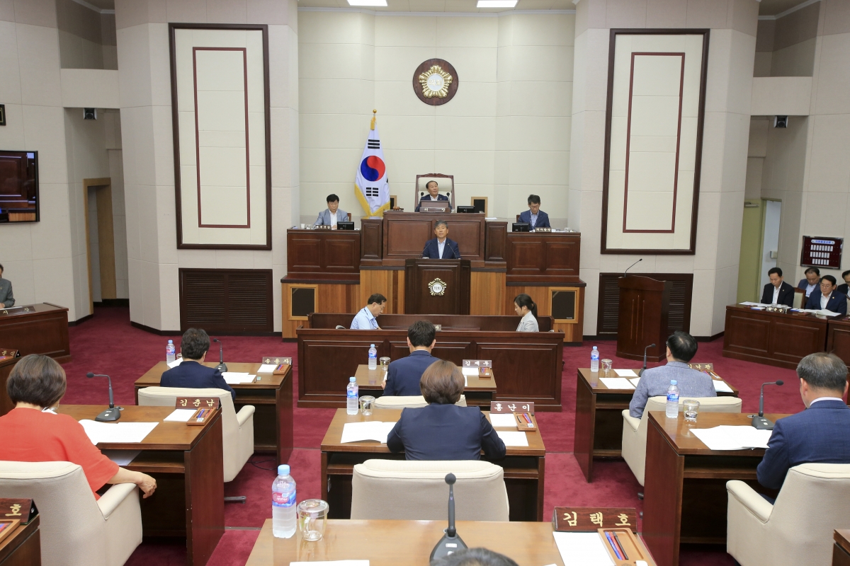 20190716-015[AP7U0885-제232회 임시회 제2차 본회의시 양진오 산업건설위원장 상임위 활동결과보고.jpg
