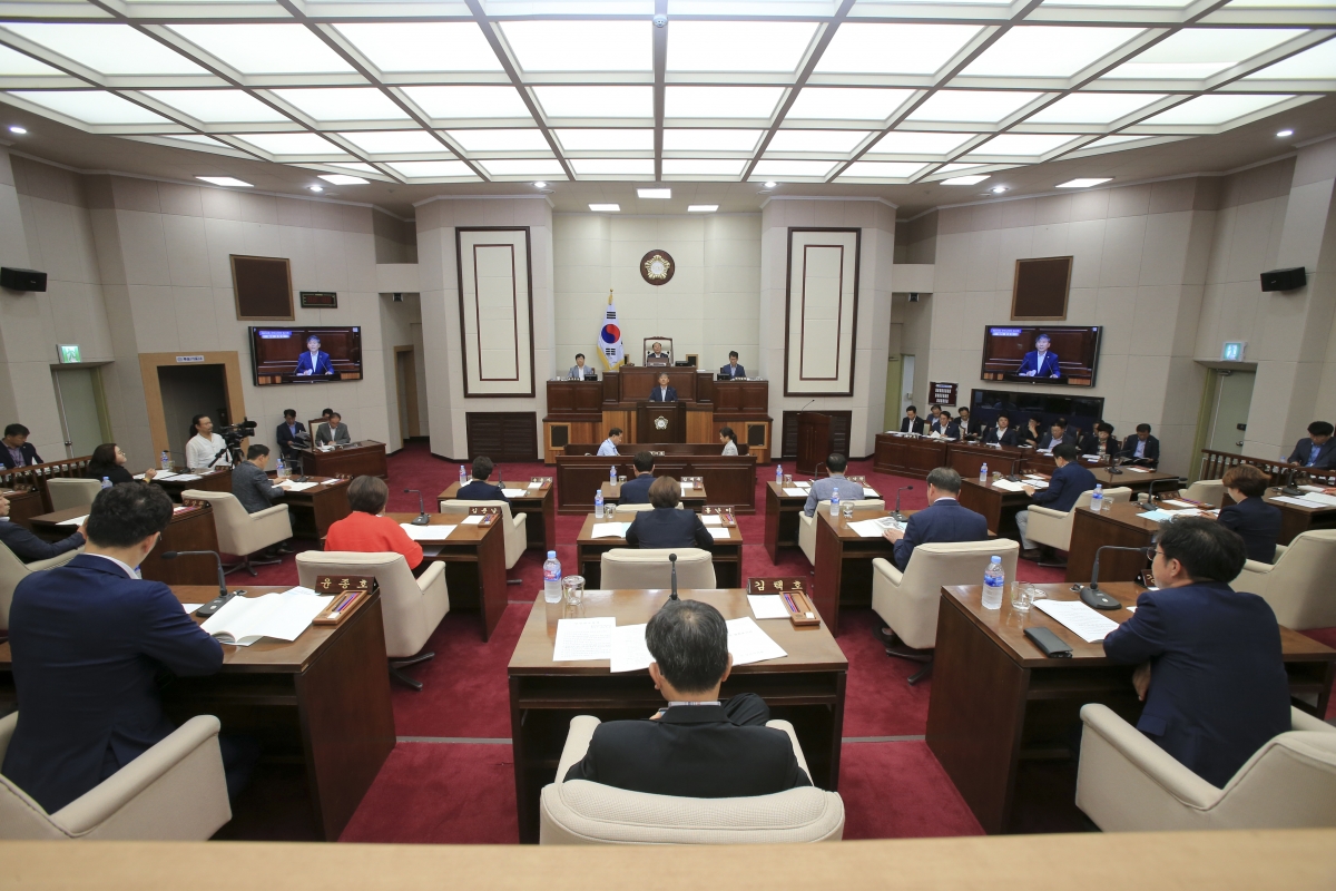 20190716-016[AP7U0887-제232회 임시회 제2차 본회의시 양진오 산업건설위원장 상임위 활동결과보고.jpg