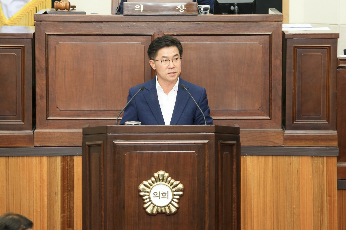20190919-053[AP7U2778-제233회 임시회 제1차 본회의시 윤리특별위원장에 호선된 강승수 의원 인사.jpg