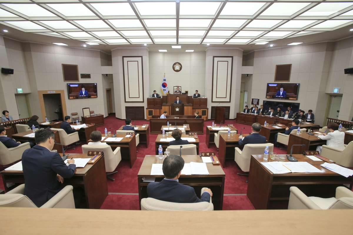 20190919-056[AP7U2783-제233회 임시회 제1차 본회의시 윤리특별위원장에 호선된 강승수 의원 인사.jpg