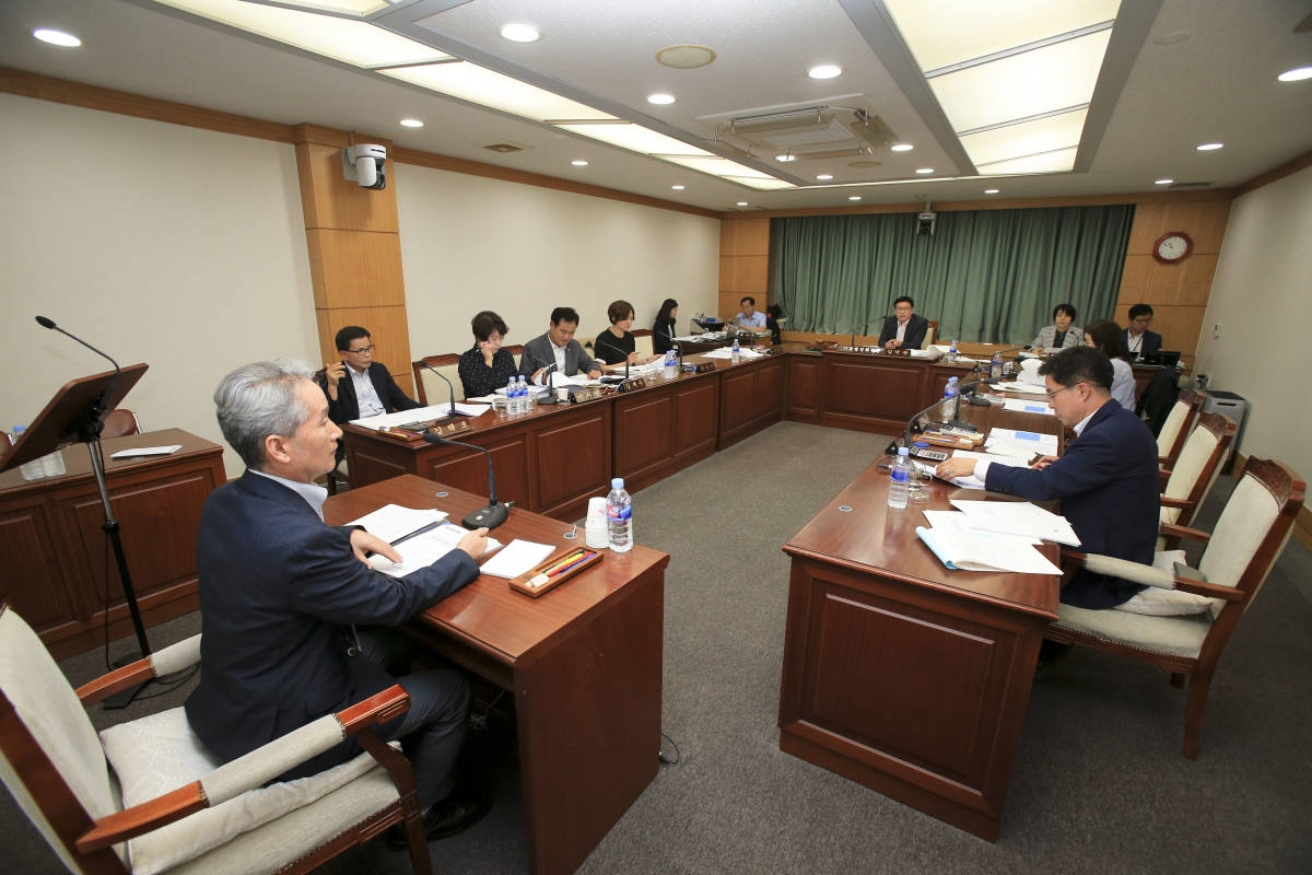 20190920-021[AP7U2989-제233회 임시회 기획행정위원회 조례안 심사활동.jpg