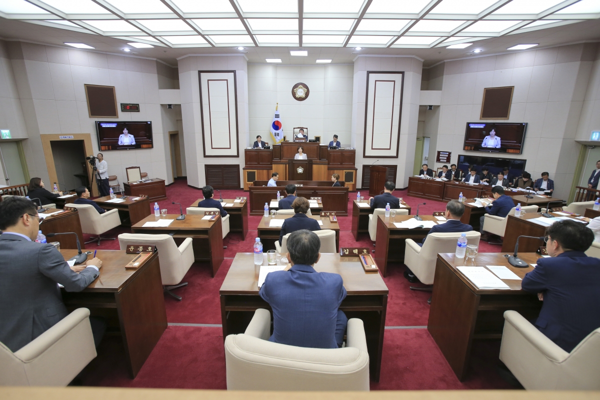 20190927-013[AP7U4026-제233회 임시회 제2차 본회의시 김춘남 기획행정위원장 상임위원회 활동결과보고.jpg
